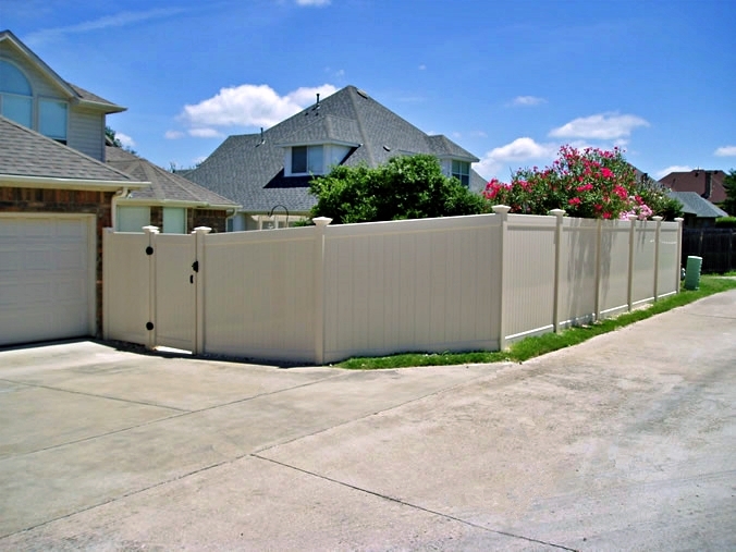 Maintaining a Vinyl Fence